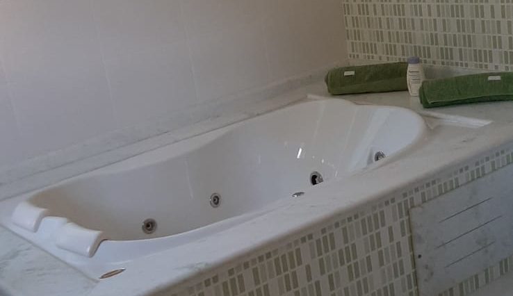 casa-4-suites-cond-reserva-ibirapitanga-490m2-3-salas-lareira-piscina (70)