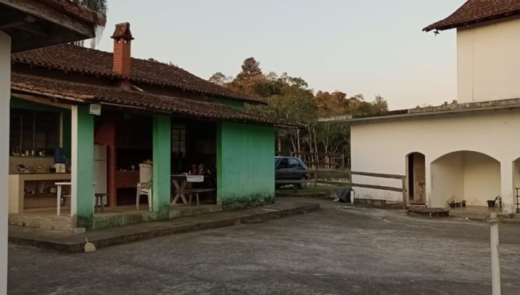 sitio-cocuera-lago-piscina-casa-5dorm-estabulo-churrasqueira-casa-hospede-pista-cavalo-mogi-ve (
