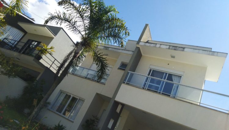 sobrado-5-dorm-470m2-6-banheiros-piscina-churrasqueira-aruã-lagos (17)