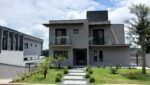 sobrado-3-suites-424m2-piscina-jacuzzi-banheira-gourmet-cond-aruã (1)
