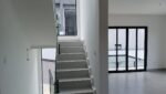 sobrado-3-suites-424m2-piscina-jacuzzi-banheira-gourmet-cond-aruã (13)