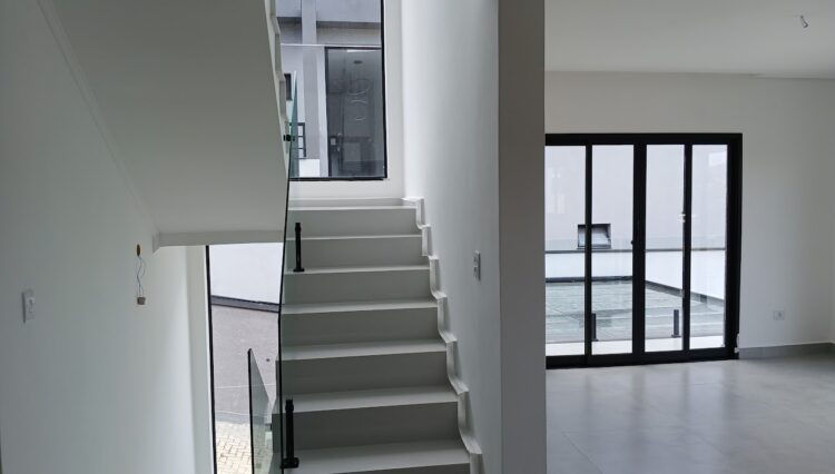 sobrado-3-suites-424m2-piscina-jacuzzi-banheira-gourmet-cond-aruã (13)