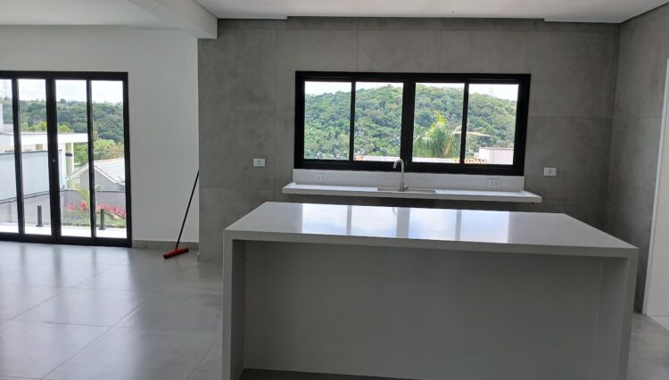 sobrado-3-suites-424m2-piscina-jacuzzi-banheira-gourmet-cond-aruã (16)