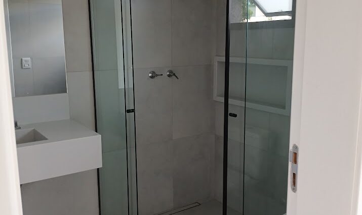 sobrado-3-suites-424m2-piscina-jacuzzi-banheira-gourmet-cond-aruã (28)