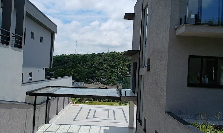 sobrado-3-suites-424m2-piscina-jacuzzi-banheira-gourmet-cond-aruã (3)