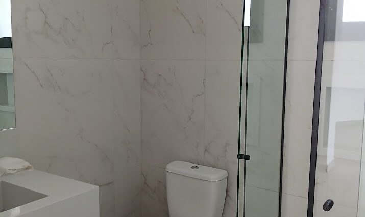 sobrado-3-suites-424m2-piscina-jacuzzi-banheira-gourmet-cond-aruã (36)