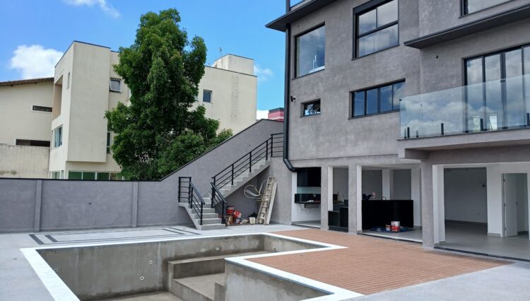 sobrado-3-suites-424m2-piscina-jacuzzi-banheira-gourmet-cond-aruã (7)