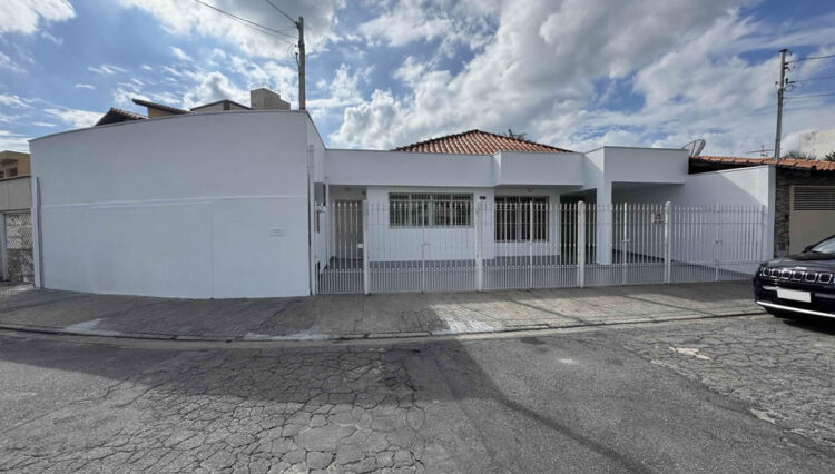 casa-térrea-comercial-mogilar-venda-reformada-clinica-4-quartos-edicula-garagem 4-carros (1)