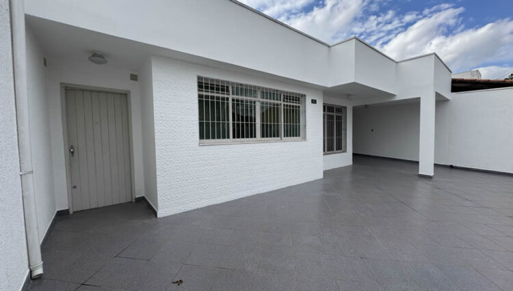 casa-térrea-comercial-mogilar-venda-reformada-clinica-4-quartos-edicula-garagem 4-carros (16)
