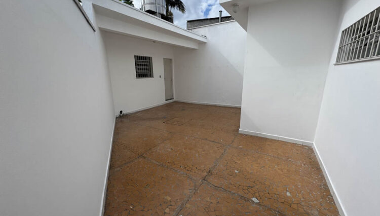 casa-térrea-comercial-mogilar-venda-reformada-clinica-4-quartos-edicula-garagem 4-carros (22)