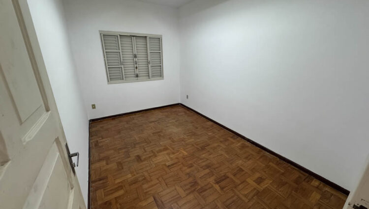 casa-térrea-comercial-mogilar-venda-reformada-clinica-4-quartos-edicula-garagem 4-carros (3)