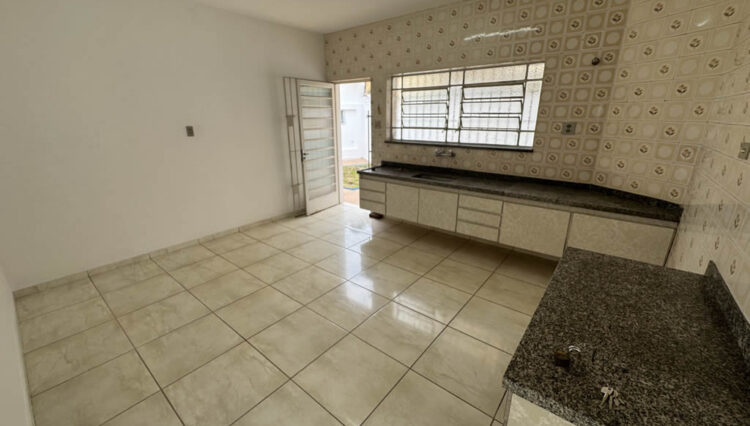 casa-térrea-comercial-mogilar-venda-reformada-clinica-4-quartos-edicula-garagem 4-carros (32)