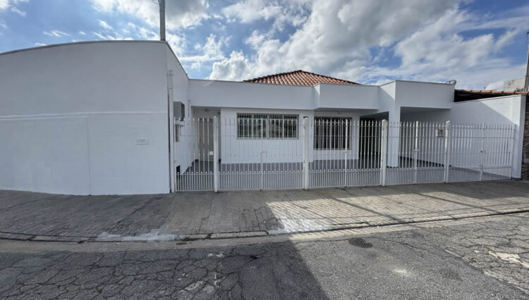 casa-térrea-comercial-mogilar-venda-reformada-clinica-4-quartos-edicula-garagem 4-carros (33)