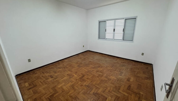 casa-térrea-comercial-mogilar-venda-reformada-clinica-4-quartos-edicula-garagem 4-carros (5)