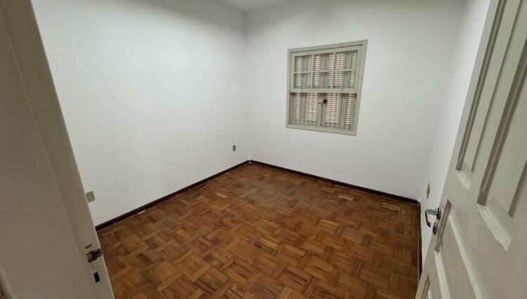 casa-térrea-comercial-mogilar-venda-reformada-clinica-4-quartos-edicula-garagem 4-carros (6)