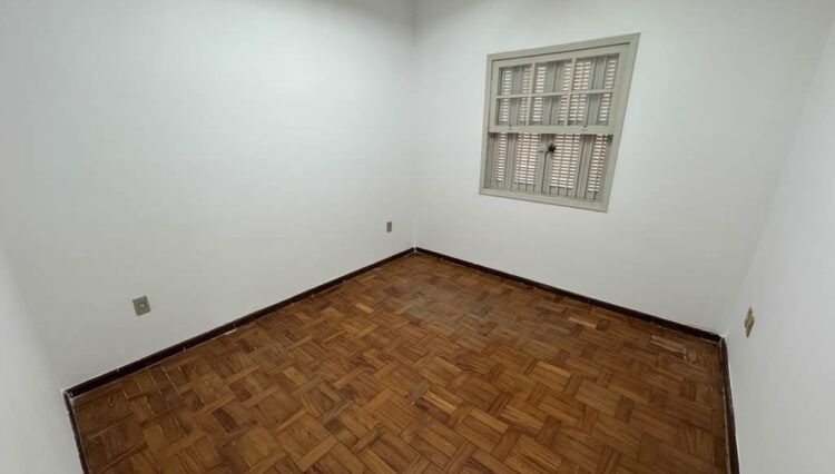 casa-térrea-comercial-mogilar-venda-reformada-clinica-4-quartos-edicula-garagem 4-carros (7)