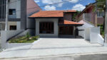 sobrado-de-madeira-condominio-aruã-3-dorm-venda-128m2 (1)