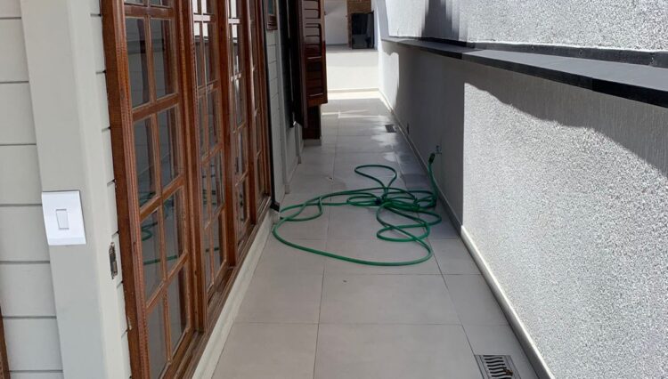 sobrado-de-madeira-condominio-aruã-3-dorm-venda-128m2 (2)