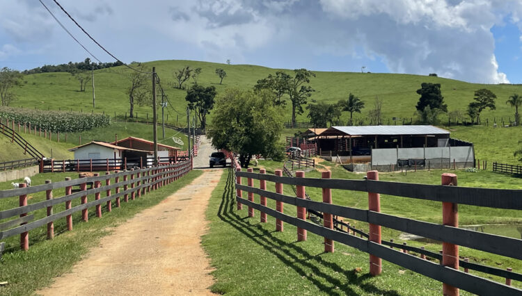 sitio-6-alqueires-paraibuna-10km-salesopolis-casa-sede-5-dorm-3-lagos-cocheiras-plantação-cercado (1)