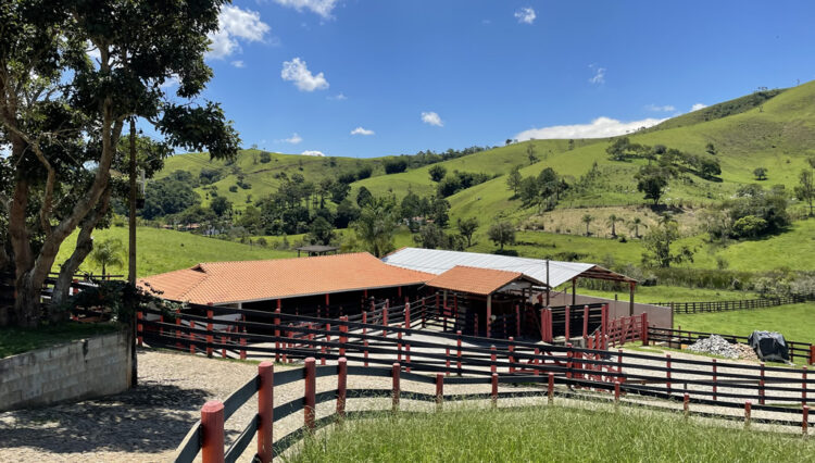 sitio-6-alqueires-paraibuna-10km-salesopolis-casa-sede-5-dorm-3-lagos-cocheiras-plantação-cercado (11)
