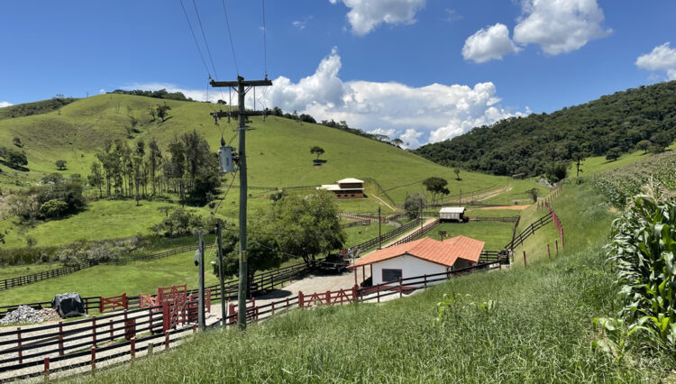 sitio-6-alqueires-paraibuna-10km-salesopolis-casa-sede-5-dorm-3-lagos-cocheiras-plantação-cercado (12)