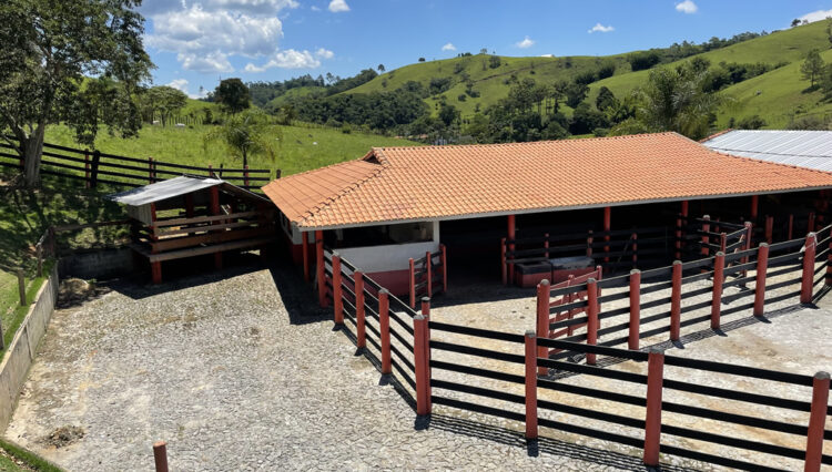 sitio-6-alqueires-paraibuna-10km-salesopolis-casa-sede-5-dorm-3-lagos-cocheiras-plantação-cercado (14)