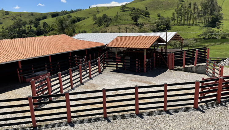 sitio-6-alqueires-paraibuna-10km-salesopolis-casa-sede-5-dorm-3-lagos-cocheiras-plantação-cercado (15)