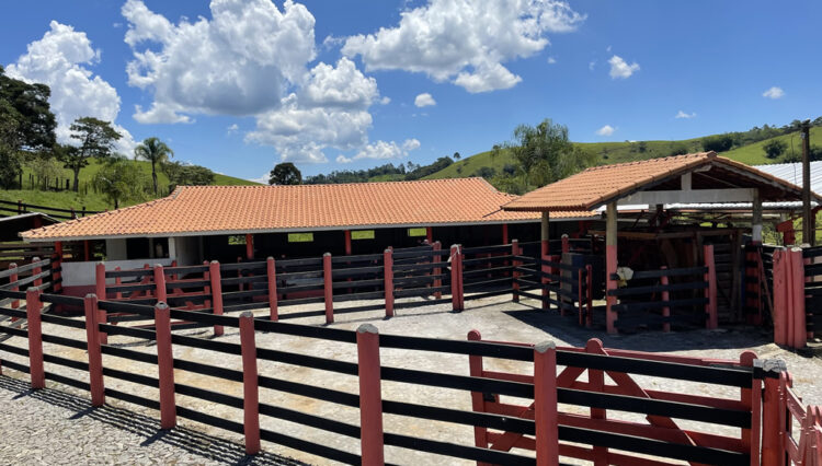sitio-6-alqueires-paraibuna-10km-salesopolis-casa-sede-5-dorm-3-lagos-cocheiras-plantação-cercado (16)