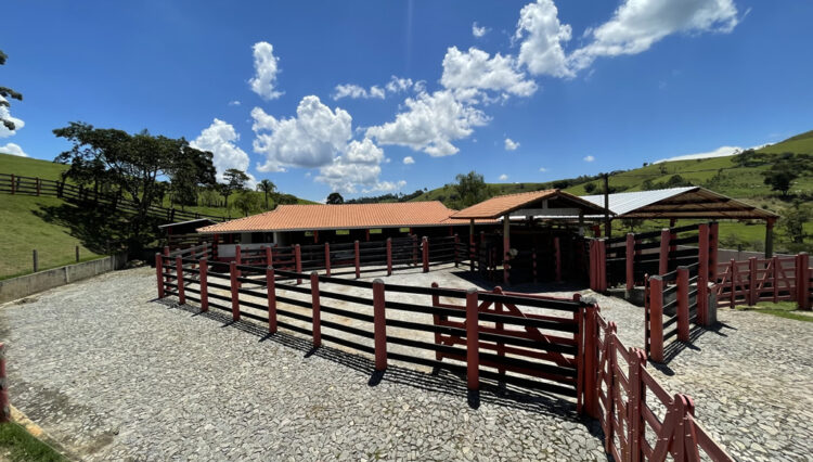 sitio-6-alqueires-paraibuna-10km-salesopolis-casa-sede-5-dorm-3-lagos-cocheiras-plantação-cercado (17)