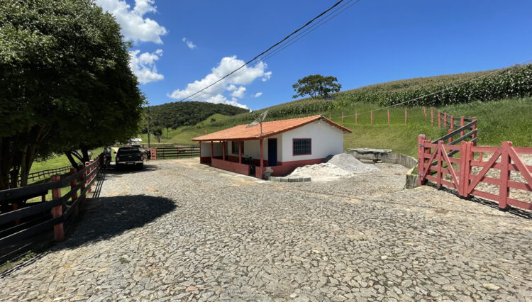 sitio-6-alqueires-paraibuna-10km-salesopolis-casa-sede-5-dorm-3-lagos-cocheiras-plantação-cercado (18)