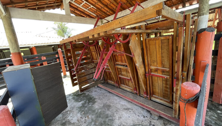 sitio-6-alqueires-paraibuna-10km-salesopolis-casa-sede-5-dorm-3-lagos-cocheiras-plantação-cercado (25)