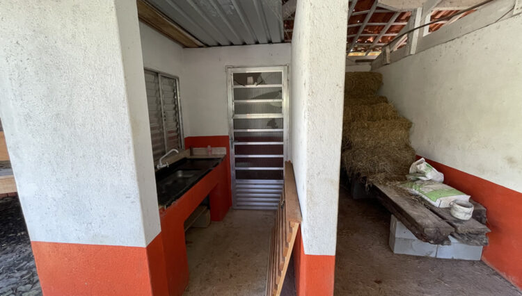 sitio-6-alqueires-paraibuna-10km-salesopolis-casa-sede-5-dorm-3-lagos-cocheiras-plantação-cercado (27)