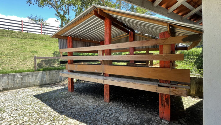 sitio-6-alqueires-paraibuna-10km-salesopolis-casa-sede-5-dorm-3-lagos-cocheiras-plantação-cercado (28)