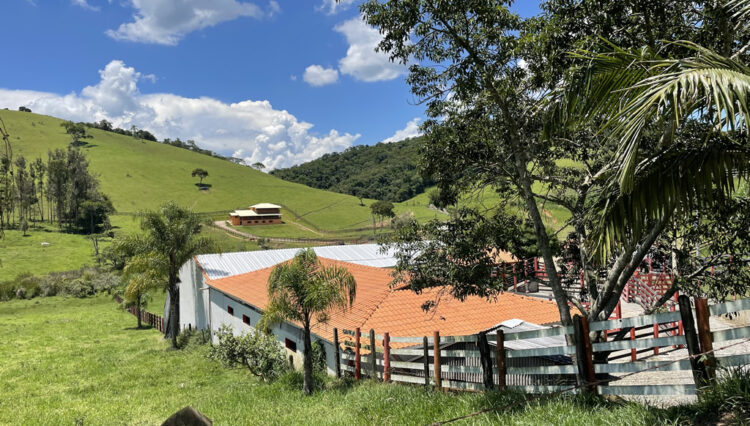 sitio-6-alqueires-paraibuna-10km-salesopolis-casa-sede-5-dorm-3-lagos-cocheiras-plantação-cercado (3)