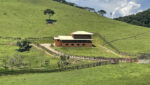 sitio-6-alqueires-paraibuna-10km-salesopolis-casa-sede-5-dorm-3-lagos-cocheiras-plantação-cercado (32)
