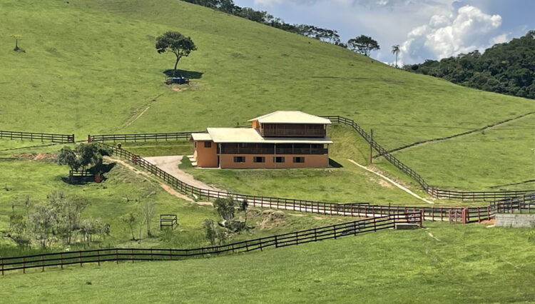 sitio-6-alqueires-paraibuna-10km-salesopolis-casa-sede-5-dorm-3-lagos-cocheiras-plantação-cercado (32)