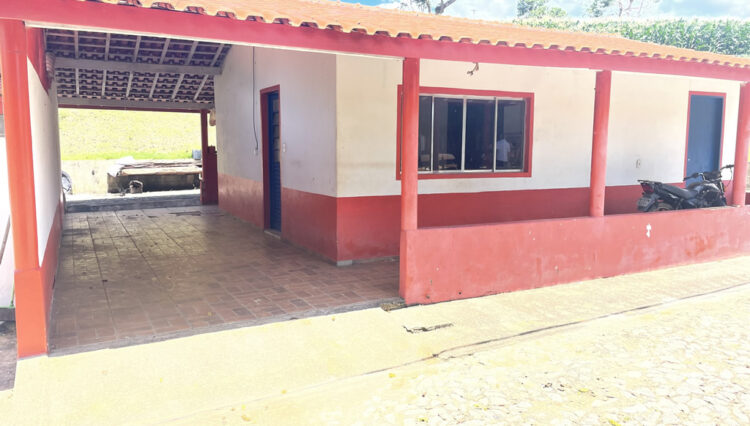 sitio-6-alqueires-paraibuna-10km-salesopolis-casa-sede-5-dorm-3-lagos-cocheiras-plantação-cercado (33)