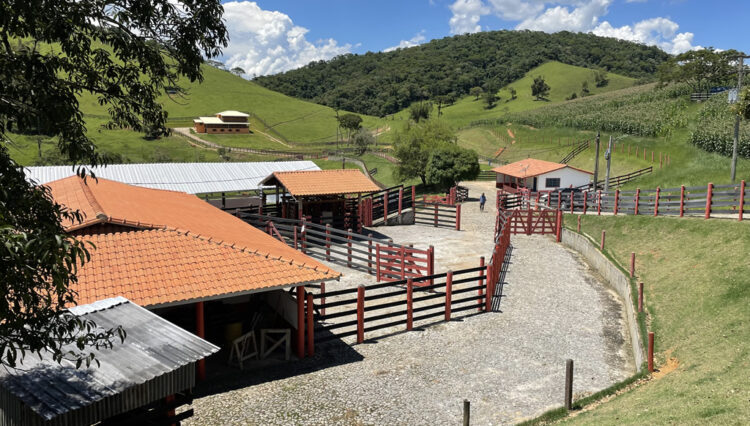 sitio-6-alqueires-paraibuna-10km-salesopolis-casa-sede-5-dorm-3-lagos-cocheiras-plantação-cercado (4)