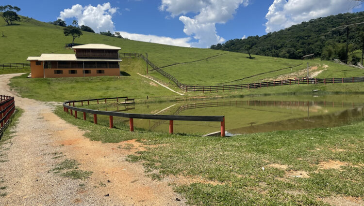 sitio-6-alqueires-paraibuna-10km-salesopolis-casa-sede-5-dorm-3-lagos-cocheiras-plantação-cercado (41)