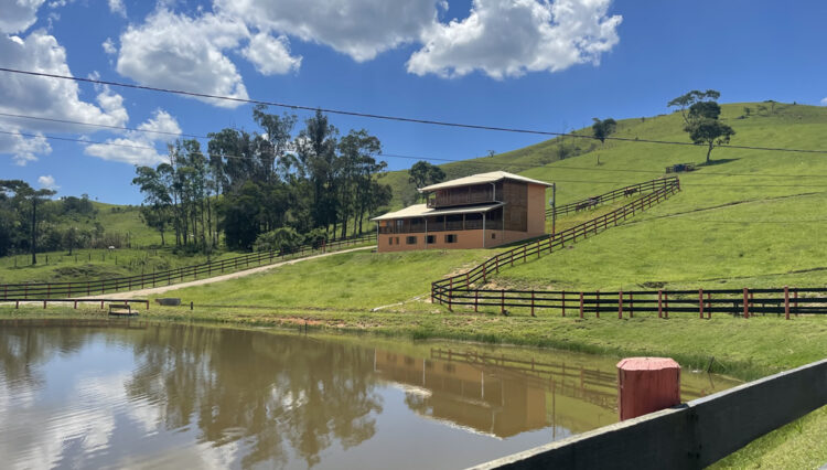 sitio-6-alqueires-paraibuna-10km-salesopolis-casa-sede-5-dorm-3-lagos-cocheiras-plantação-cercado (47)