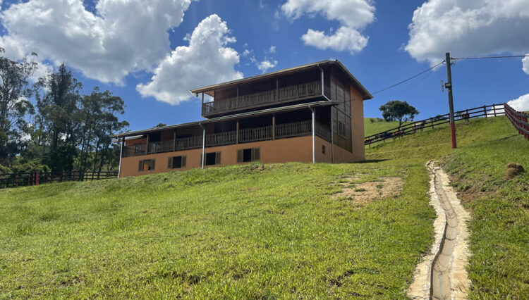 sitio-6-alqueires-paraibuna-10km-salesopolis-casa-sede-5-dorm-3-lagos-cocheiras-plantação-cercado (48)