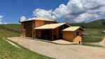 sitio-6-alqueires-paraibuna-10km-salesopolis-casa-sede-5-dorm-3-lagos-cocheiras-plantação-cercado (49)