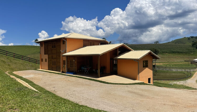 sitio-6-alqueires-paraibuna-10km-salesopolis-casa-sede-5-dorm-3-lagos-cocheiras-plantação-cercado (49)