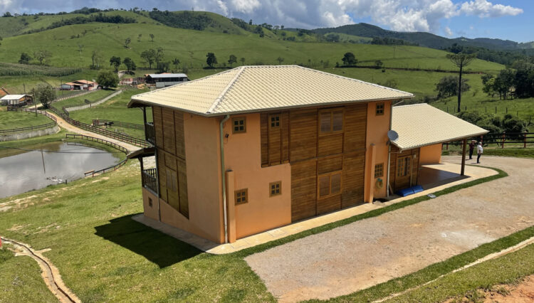 sitio-6-alqueires-paraibuna-10km-salesopolis-casa-sede-5-dorm-3-lagos-cocheiras-plantação-cercado (50)