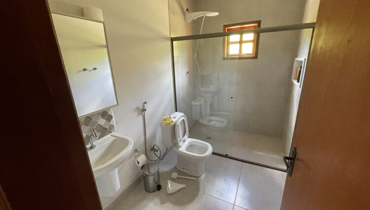 sitio-6-alqueires-paraibuna-10km-salesopolis-casa-sede-5-dorm-3-lagos-cocheiras-plantação-cercado (62)