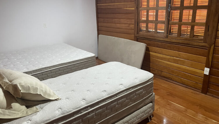 sitio-6-alqueires-paraibuna-10km-salesopolis-casa-sede-5-dorm-3-lagos-cocheiras-plantação-cercado (70)