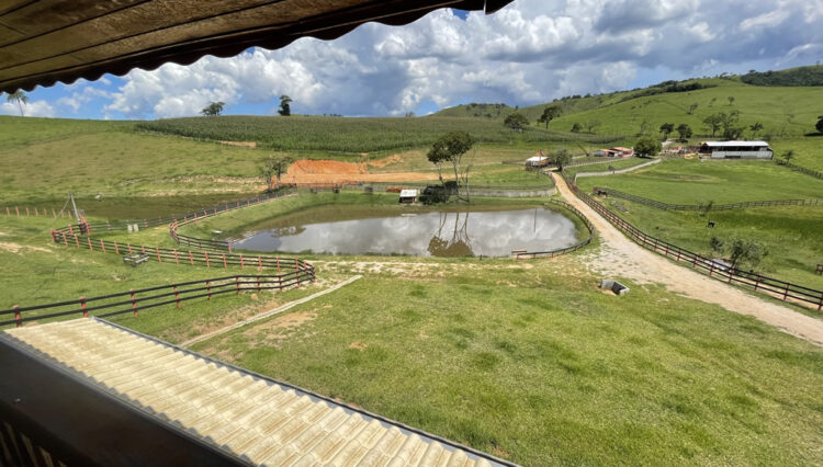 sitio-6-alqueires-paraibuna-10km-salesopolis-casa-sede-5-dorm-3-lagos-cocheiras-plantação-cercado (73)