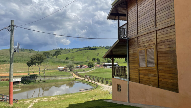 sitio-6-alqueires-paraibuna-10km-salesopolis-casa-sede-5-dorm-3-lagos-cocheiras-plantação-cercado (76)