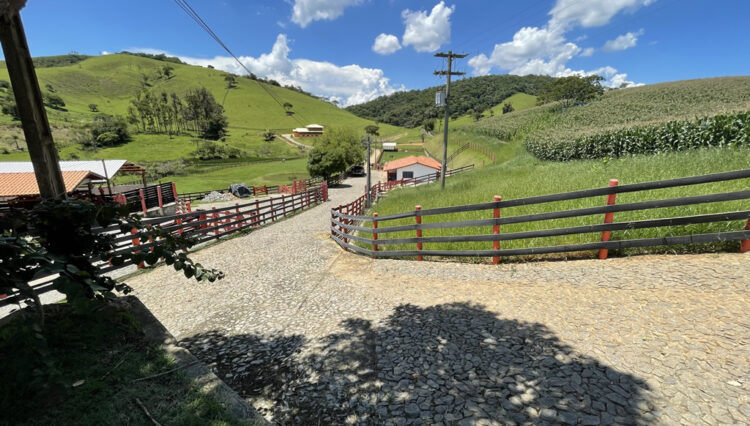 sitio-6-alqueires-paraibuna-10km-salesopolis-casa-sede-5-dorm-3-lagos-cocheiras-plantação-cercado (8)