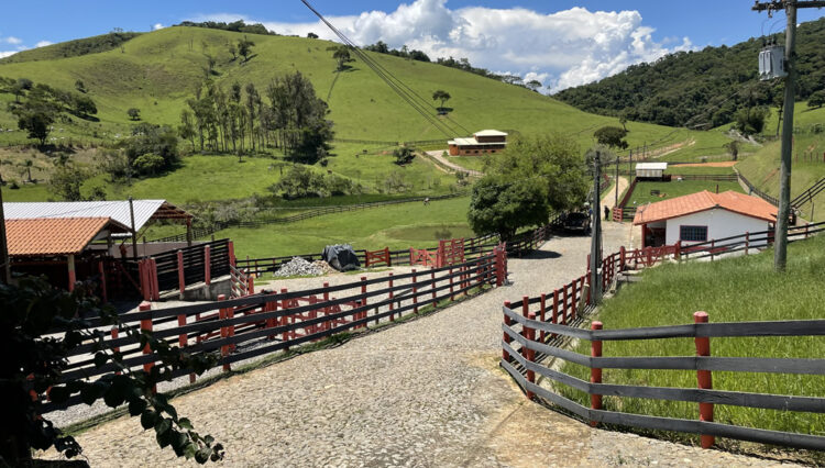 sitio-6-alqueires-paraibuna-10km-salesopolis-casa-sede-5-dorm-3-lagos-cocheiras-plantação-cercado (9)